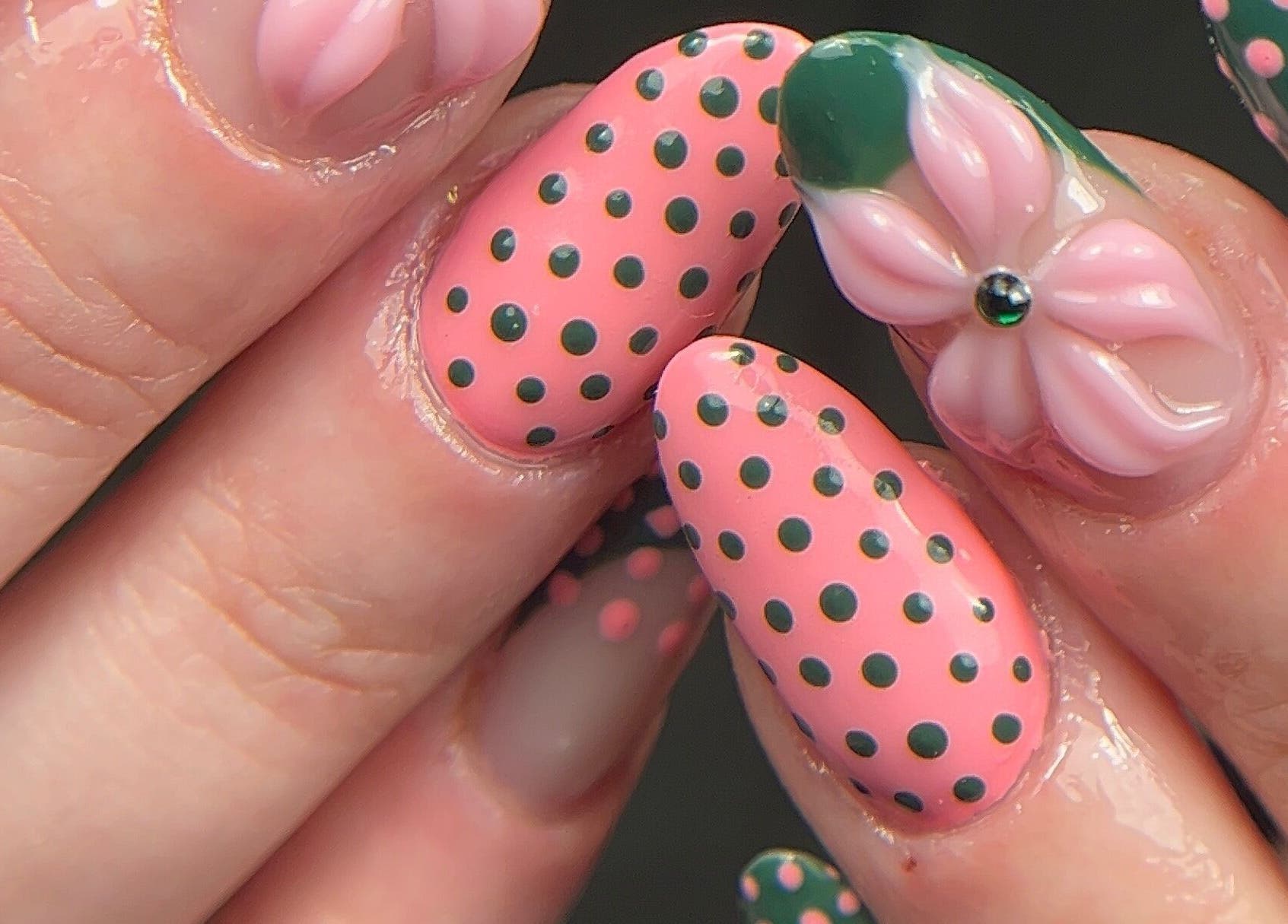 Nail art floral et à pois rose chez LilNailz, Clermont-Ferrand, Auvergne-Rhône-Alpes, FR.