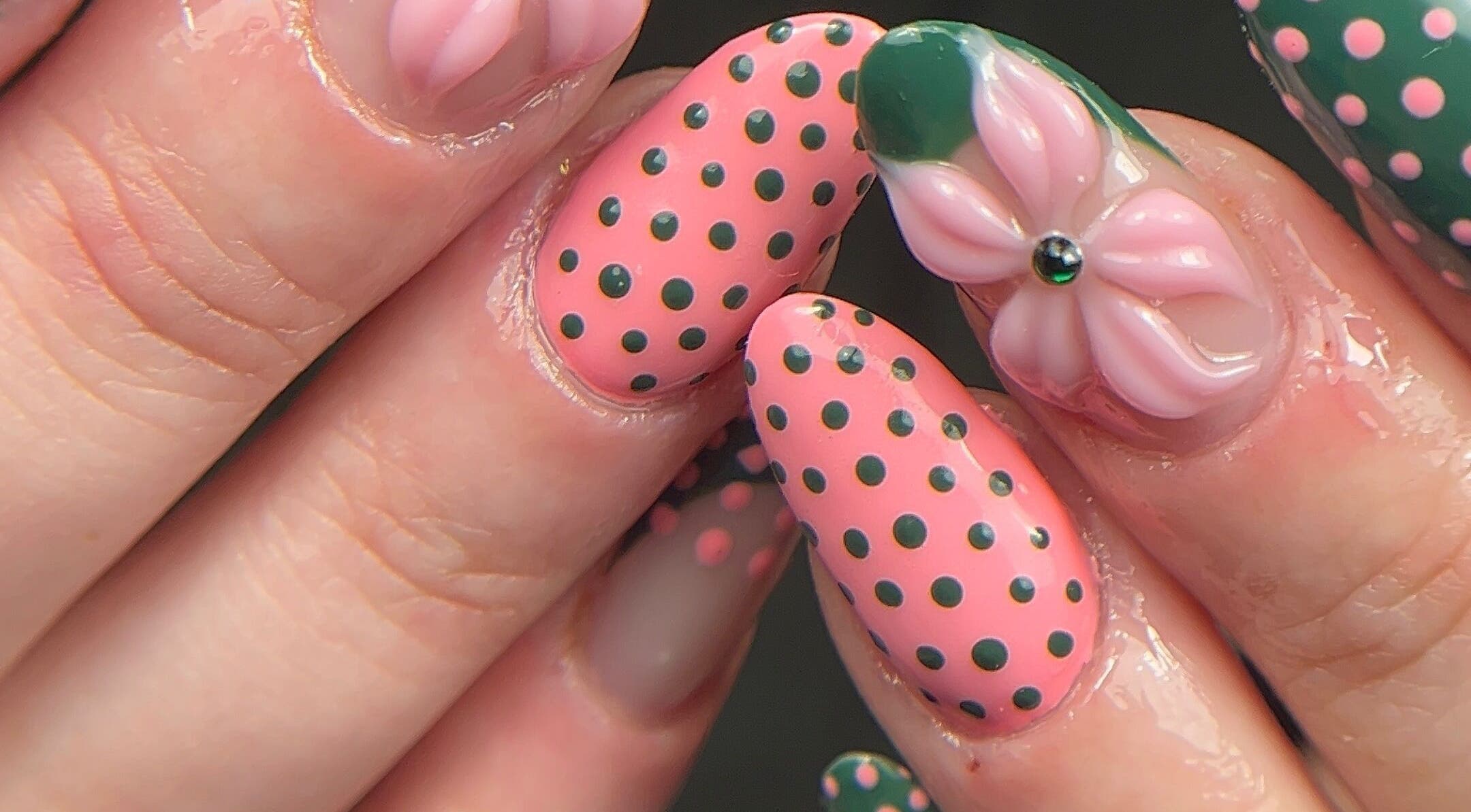 Nail art floral et à pois rose chez LilNailz, Clermont-Ferrand, Auvergne-Rhône-Alpes, FR.