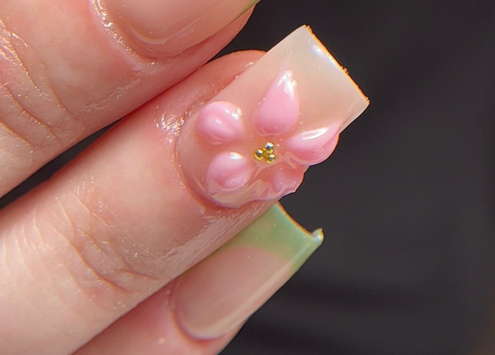 Décor d'ongle floral en relief à LilNailz, Clermont-ferrand, Auvergne-rhône-alpes, FR.