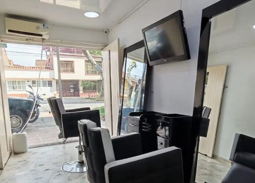 Interior moderno de Benítezbarber7 en Valle Del Cauca, Valle Del Cauca, CO con sillas y espejos.