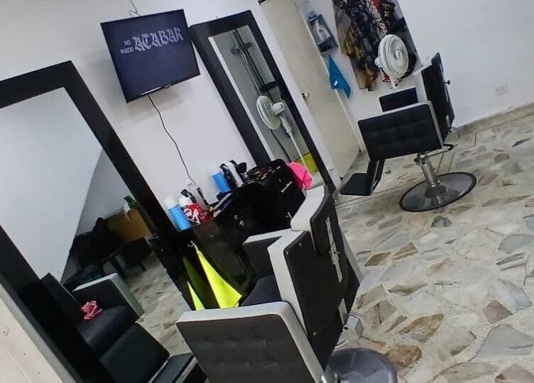 Interior moderno de Benítezbarber7 en Valle Del Cauca, Valle Del Cauca, CO, mostrando estaciones de peluquería.