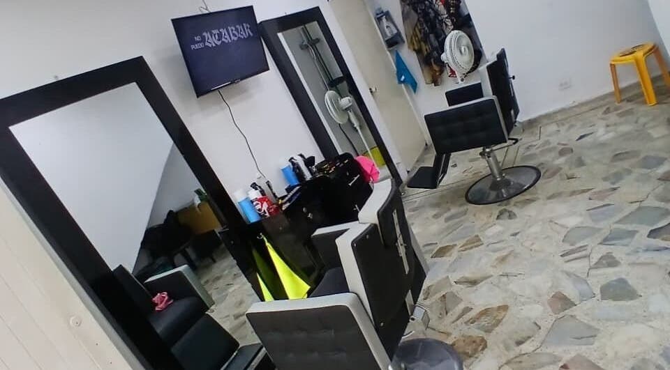 Interior moderno de Benítezbarber7 en Valle Del Cauca, Valle Del Cauca, CO, mostrando estaciones de peluquería.