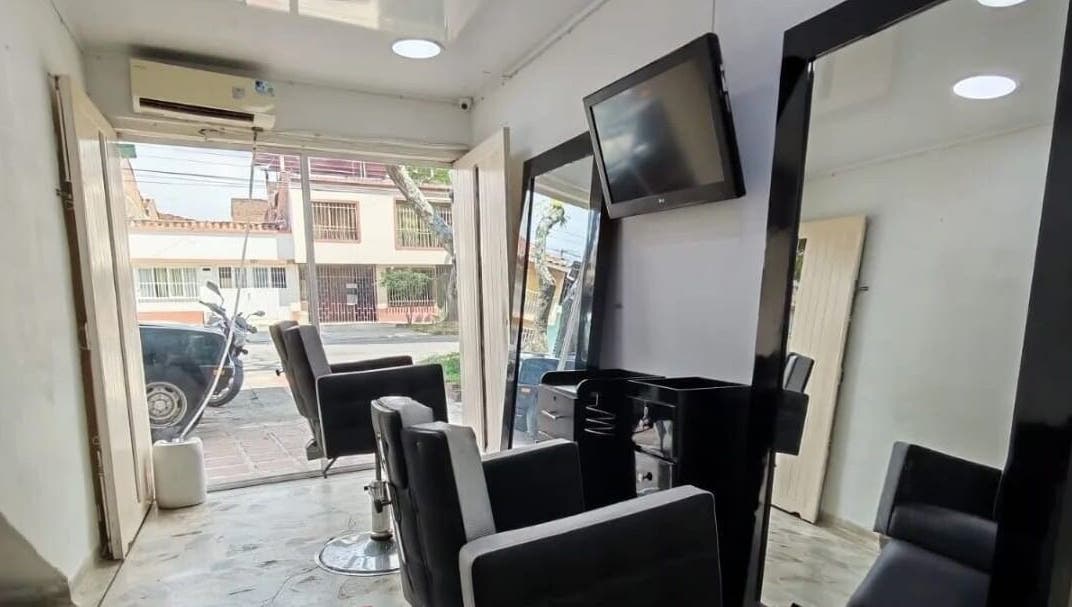 Interior moderno de Benítezbarber7 en Valle Del Cauca, Valle Del Cauca, CO con sillas de peluquería y espejos grandes.