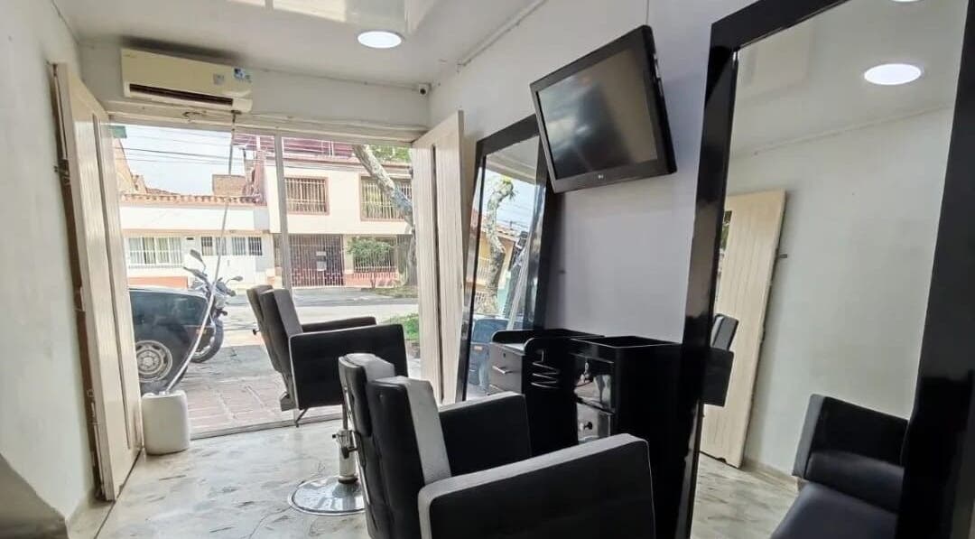Interior moderno de Benítezbarber7 en Valle Del Cauca, Valle Del Cauca, CO con sillas de peluquería y espejos grandes.