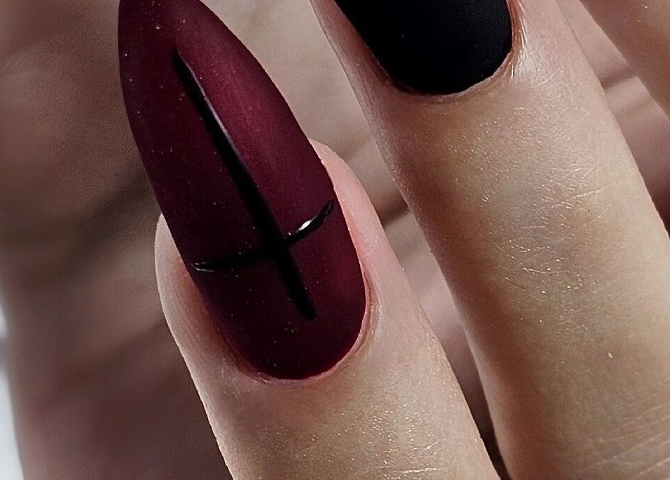 Тъмночервен маникюр с черен детайл в Rs Royal Nails Style, София, Област София, BG.