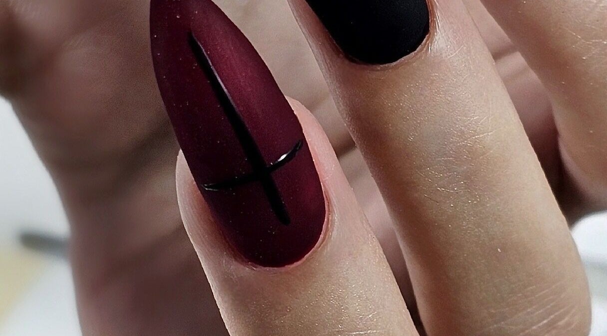 Тъмночервен маникюр с черен детайл в Rs Royal Nails Style, София, Област София, BG.