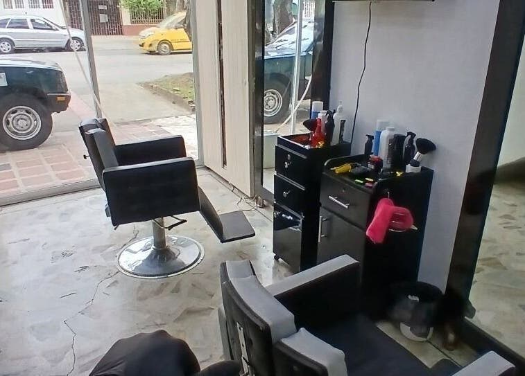 Interior de Hc.barber en Cali, Valle Del Cauca, CO, mostrando sillas modernas y equipo de peluquería.
