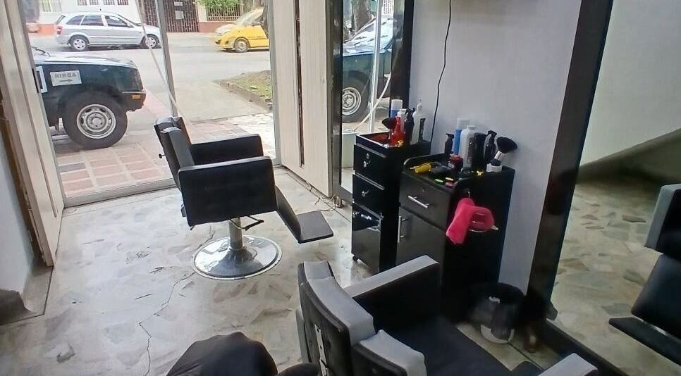 Interior de Hc.barber en Cali, Valle Del Cauca, CO, mostrando sillas modernas y equipo de peluquería.