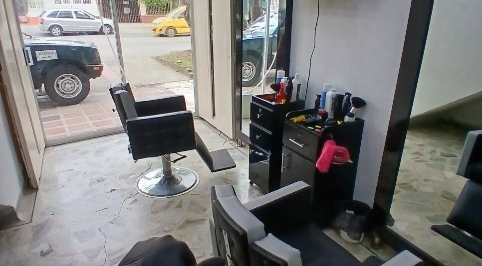 Interior de Hc.barber en Cali, Valle Del Cauca, CO, mostrando sillas modernas y equipo de peluquería.