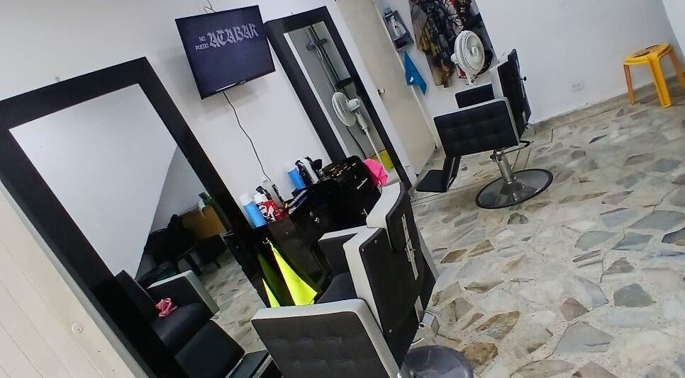 Interior moderno de Hc.barber en Cali, Valle Del Cauca, CO con sillas elegantes y espejo grande.