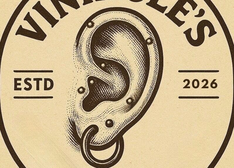 Logo artistique de Vinihole's FR, oreille avec piercings en illustration vintage.