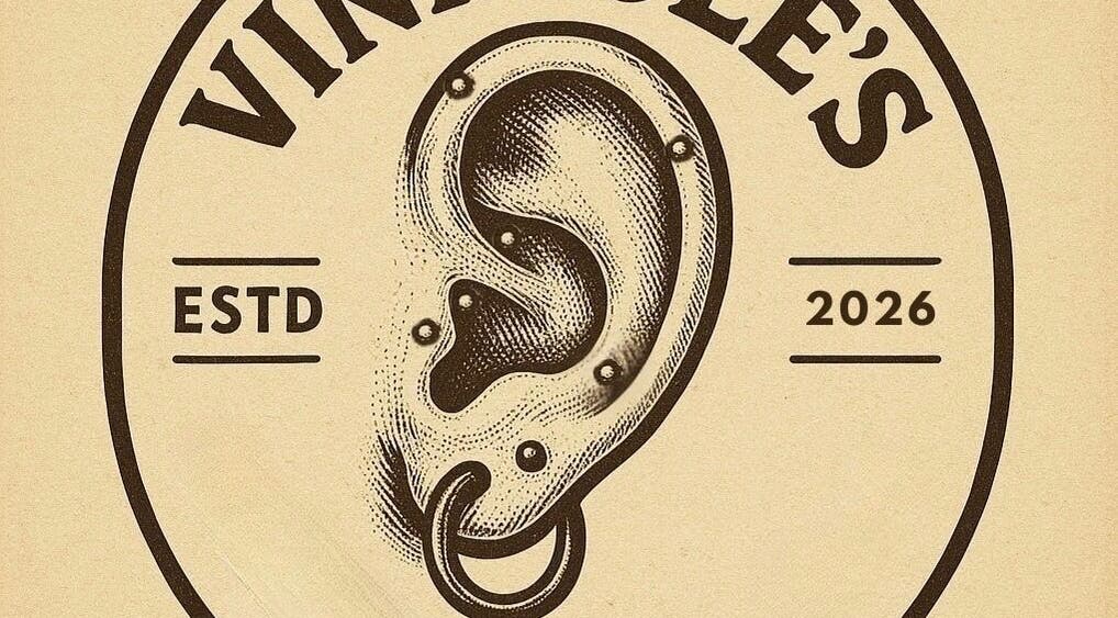 Logo artistique de Vinihole's FR, oreille avec piercings en illustration vintage.