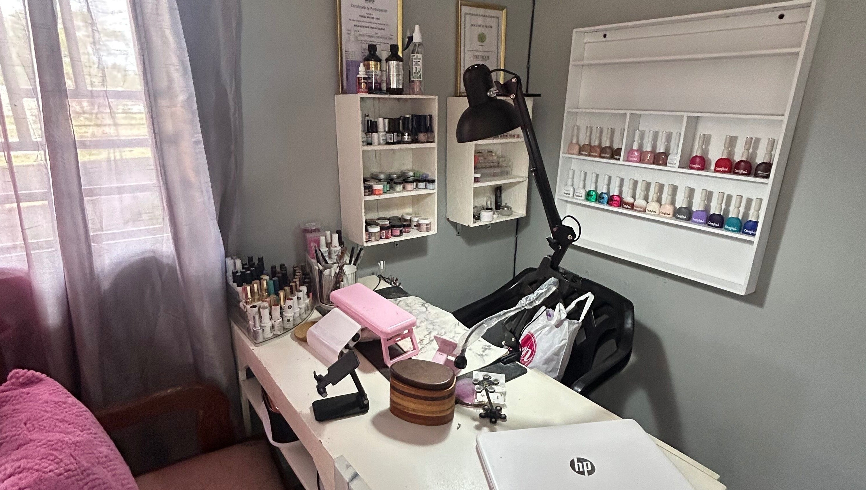 Yurii Nails workspace in Santo Domingo Este, organized with nail polish and tools for a professional manicure.