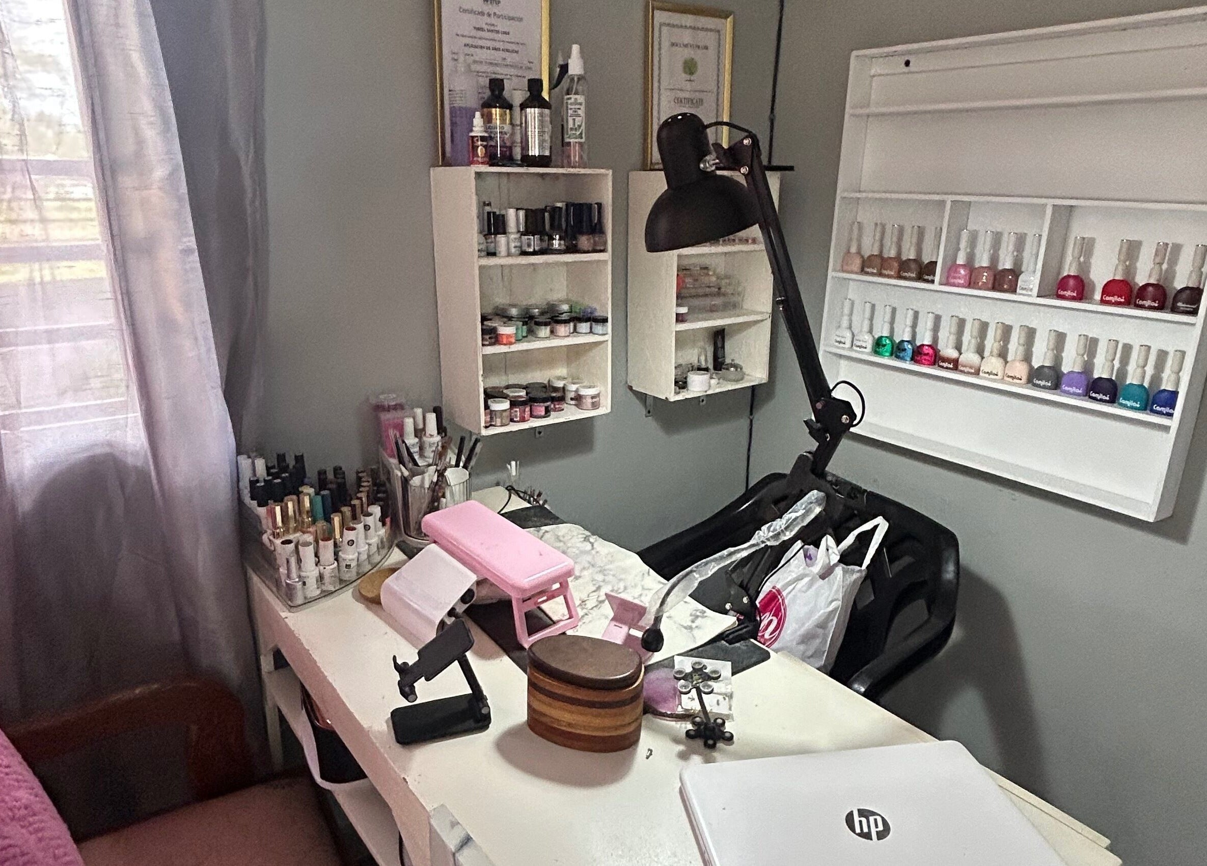 Yurii Nails workspace in Santo Domingo Este, organized with nail polish and tools for a professional manicure.
