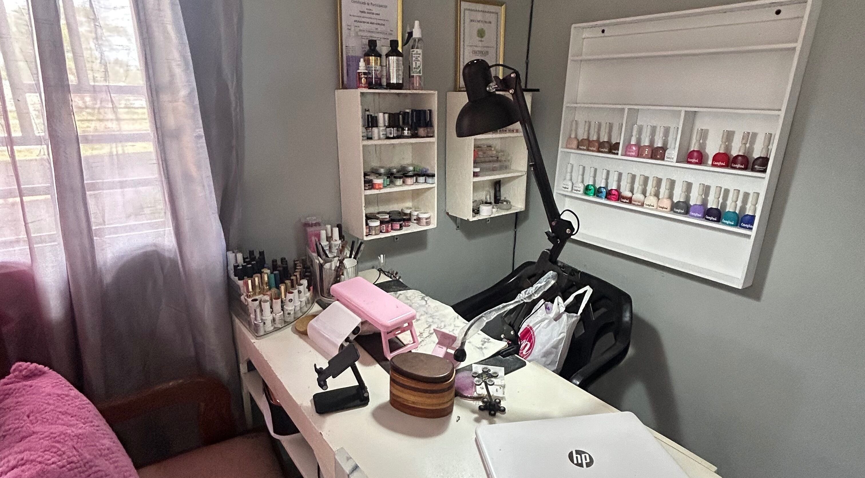Yurii Nails workspace in Santo Domingo Este, organized with nail polish and tools for a professional manicure.