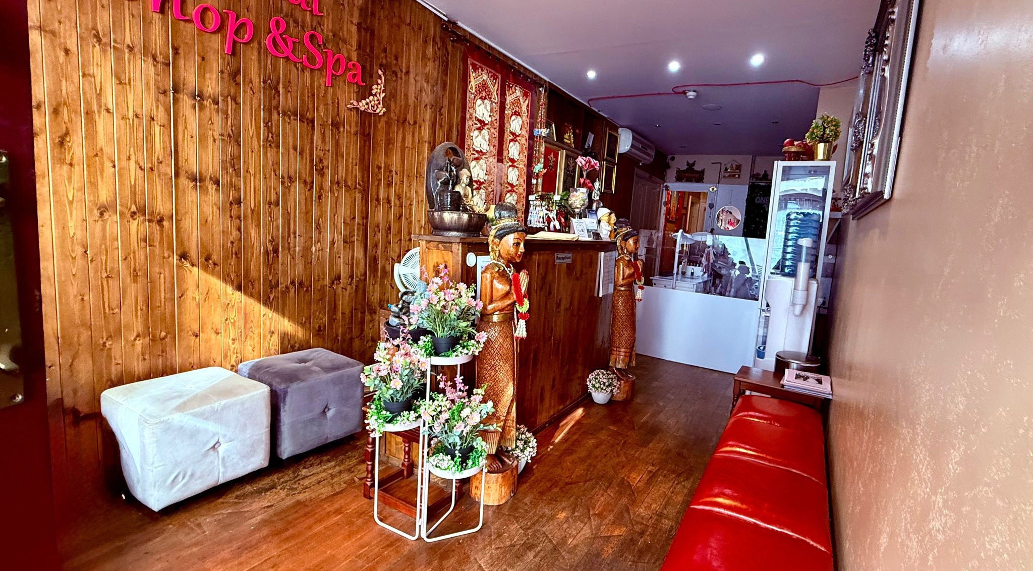 Nisa Thai Spa's inviting reception area, near Buckingham Palace, London, England, GB.