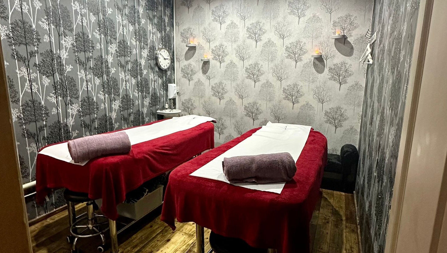 Relaxing massage room at Nisa Thai Spa, near Buckingham Palace & Victoria Station, London, England, GB.