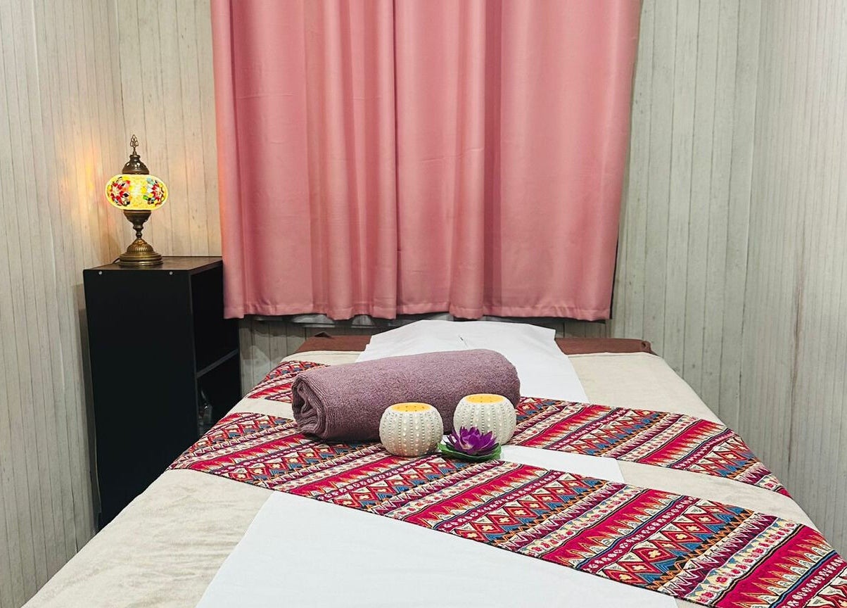 Nisa Thai Spa massage room with cozy decor near Buckingham Palace & Victoria Station, London, England, GB.