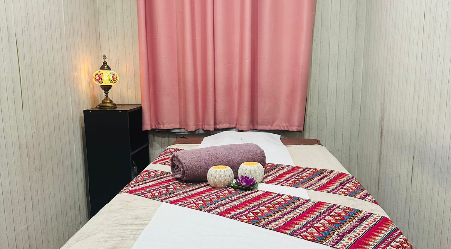 Nisa Thai Spa massage room with cozy decor near Buckingham Palace & Victoria Station, London, England, GB.