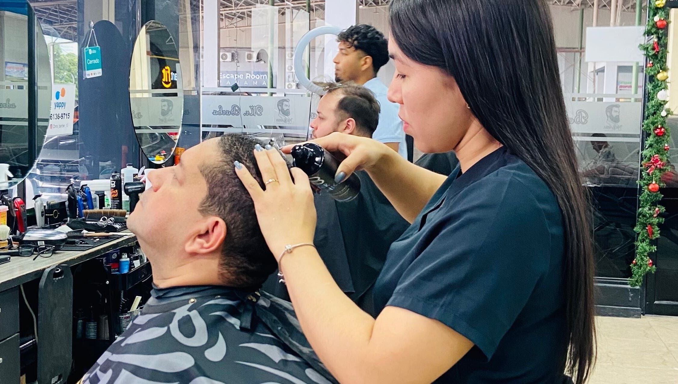 Profesional aplicando tratamiento capilar en Kavod studio Dual, Panamá, Provincia De Panamá, PA.