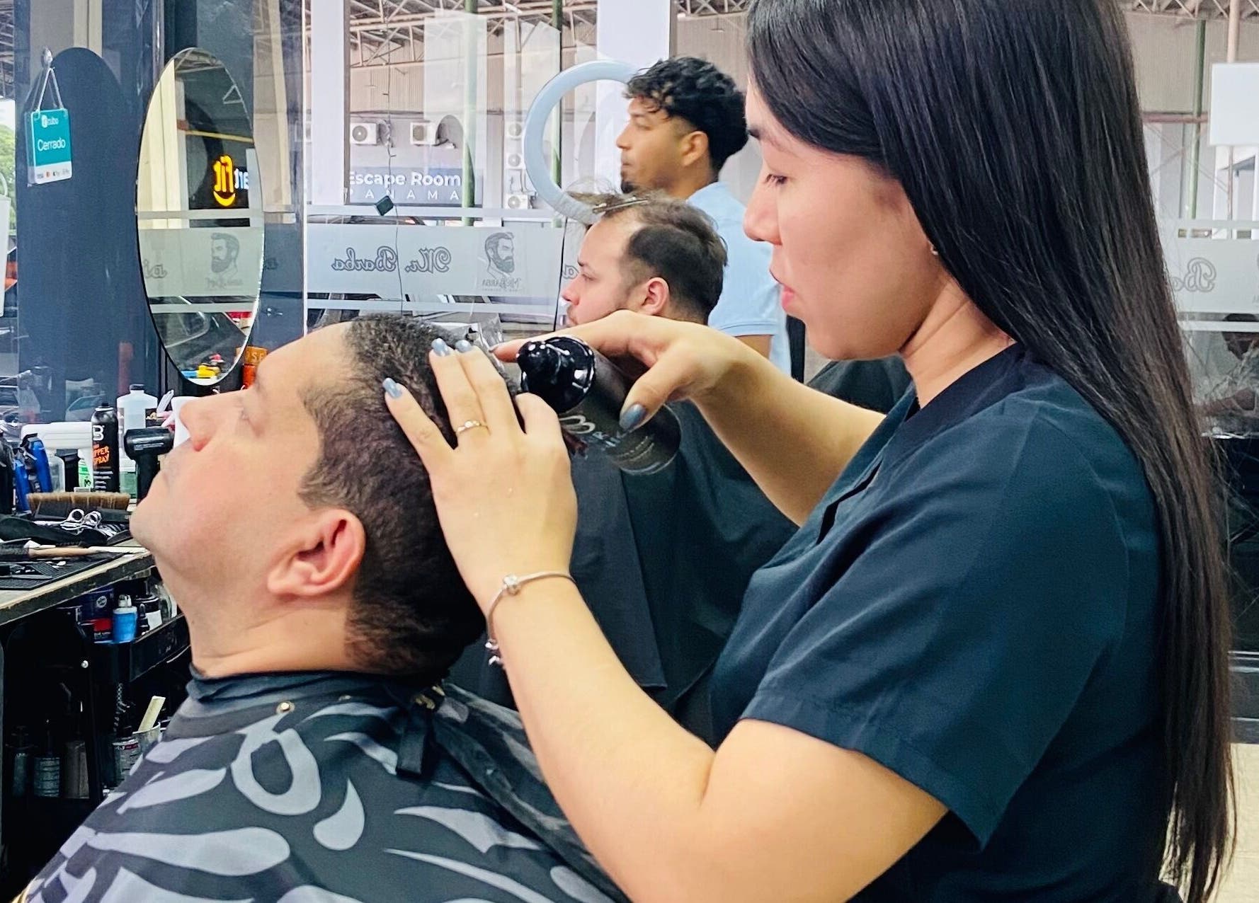 Profesional aplicando tratamiento capilar en Kavod studio Dual, Panamá, Provincia De Panamá, PA.