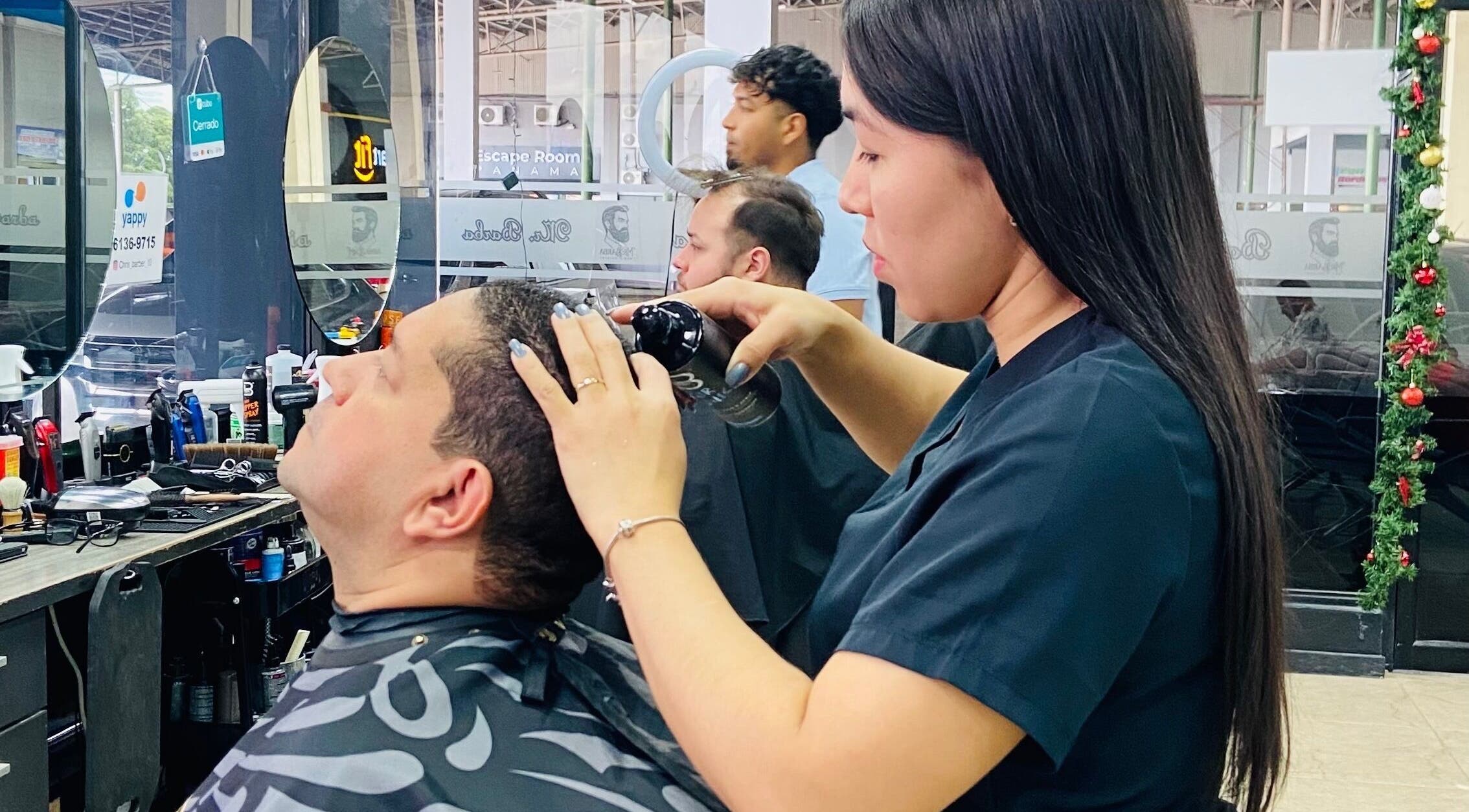 Profesional aplicando tratamiento capilar en Kavod studio Dual, Panamá, Provincia De Panamá, PA.