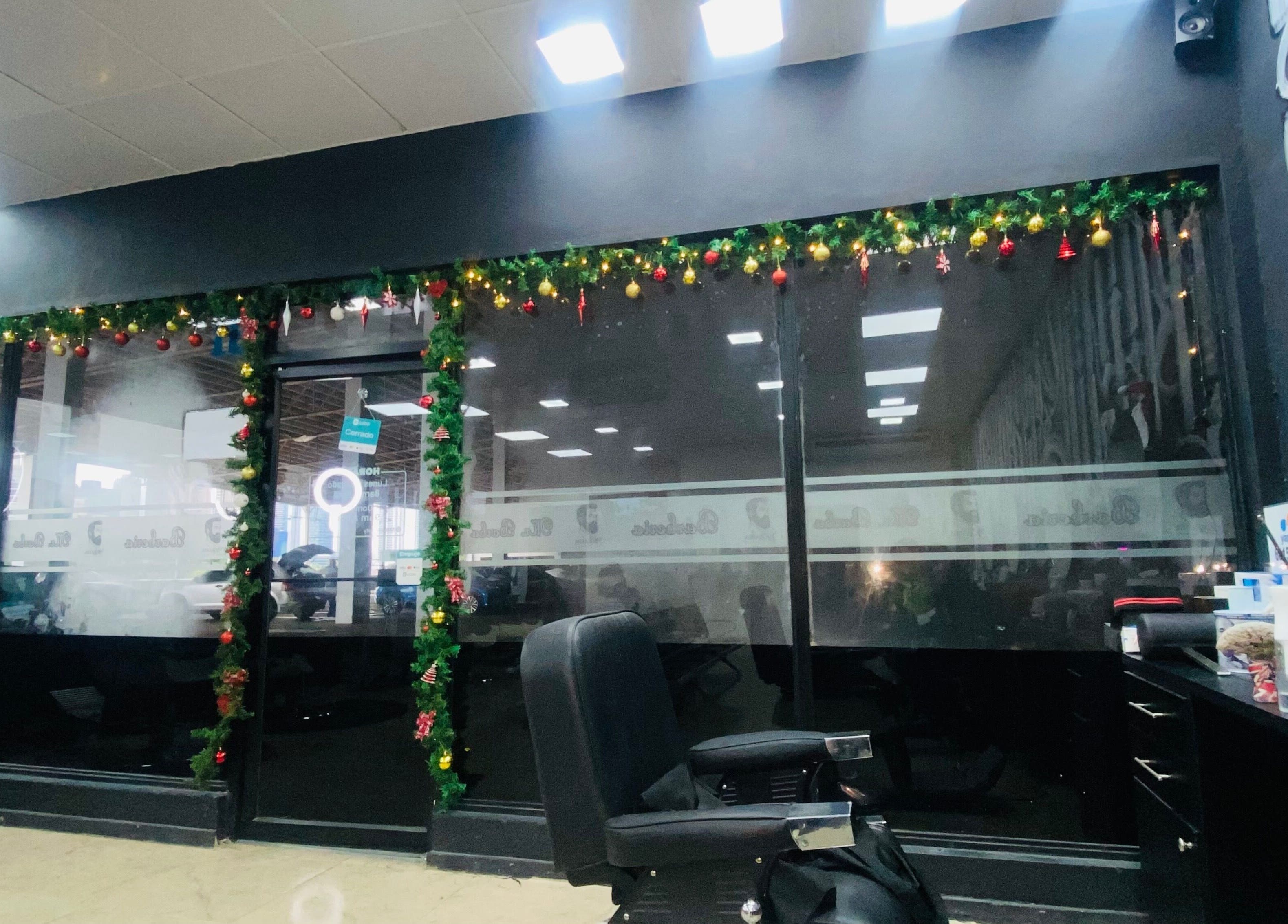 Fachada decorada de Kavod studio Dual en Panamá, Provincia De Panamá, PA con luces y adornos navideños.