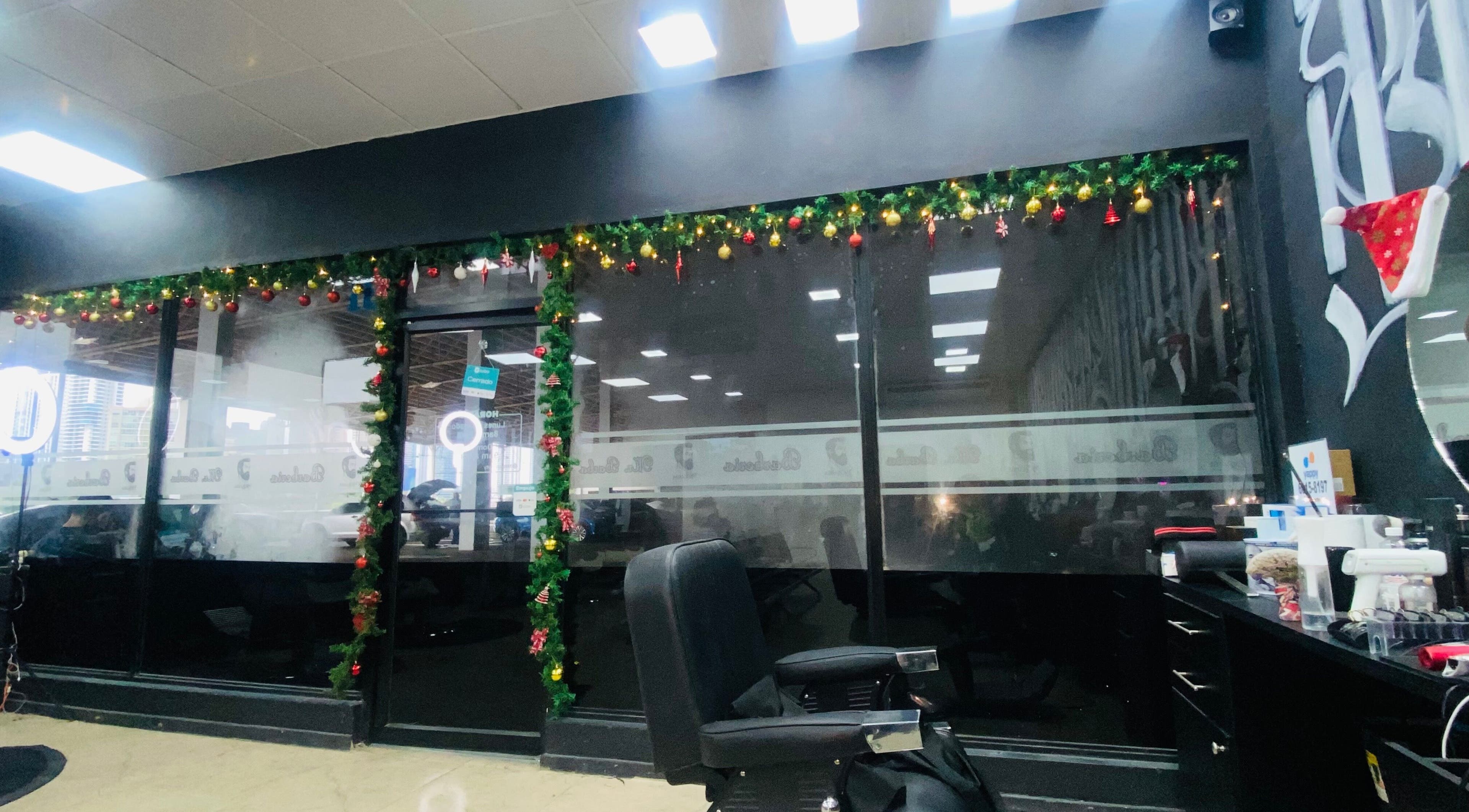 Fachada decorada de Kavod studio Dual en Panamá, Provincia De Panamá, PA con luces y adornos navideños.