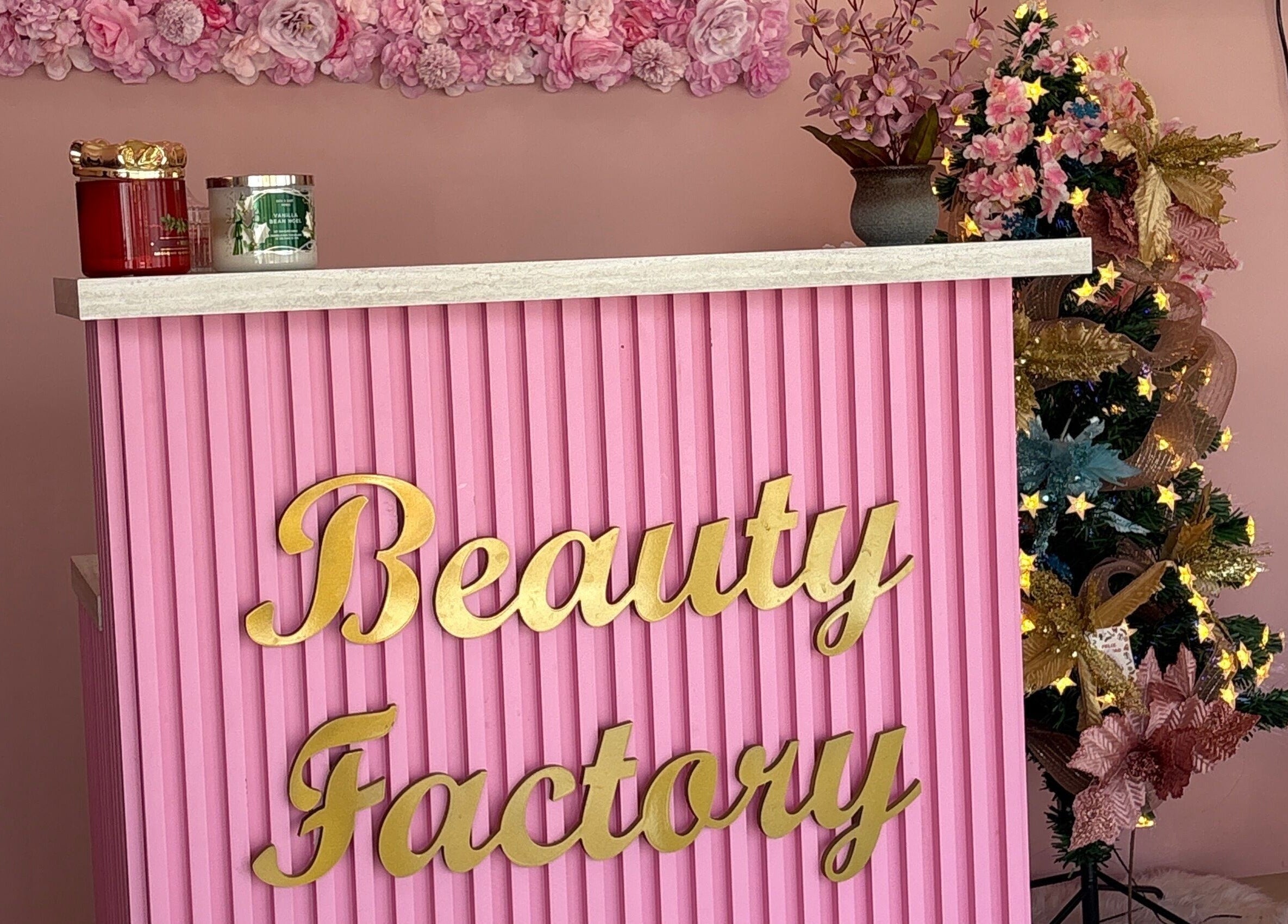 Mostrador de recepción rosa con decoración floral en Beautyfactorycuracao, Willemstad, Curaçao, CW.