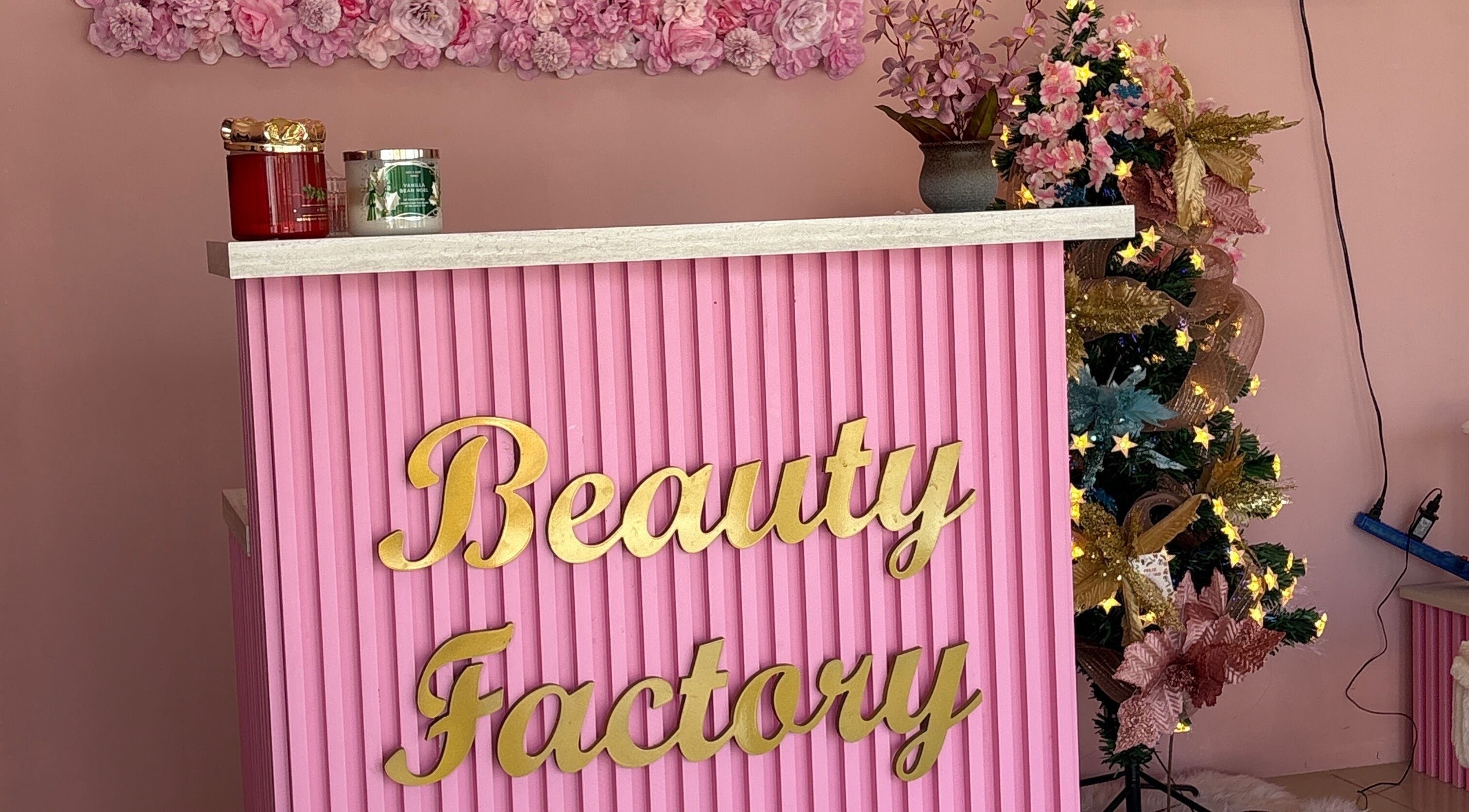 Mostrador de recepción rosa con decoración floral en Beautyfactorycuracao, Willemstad, Curaçao, CW.