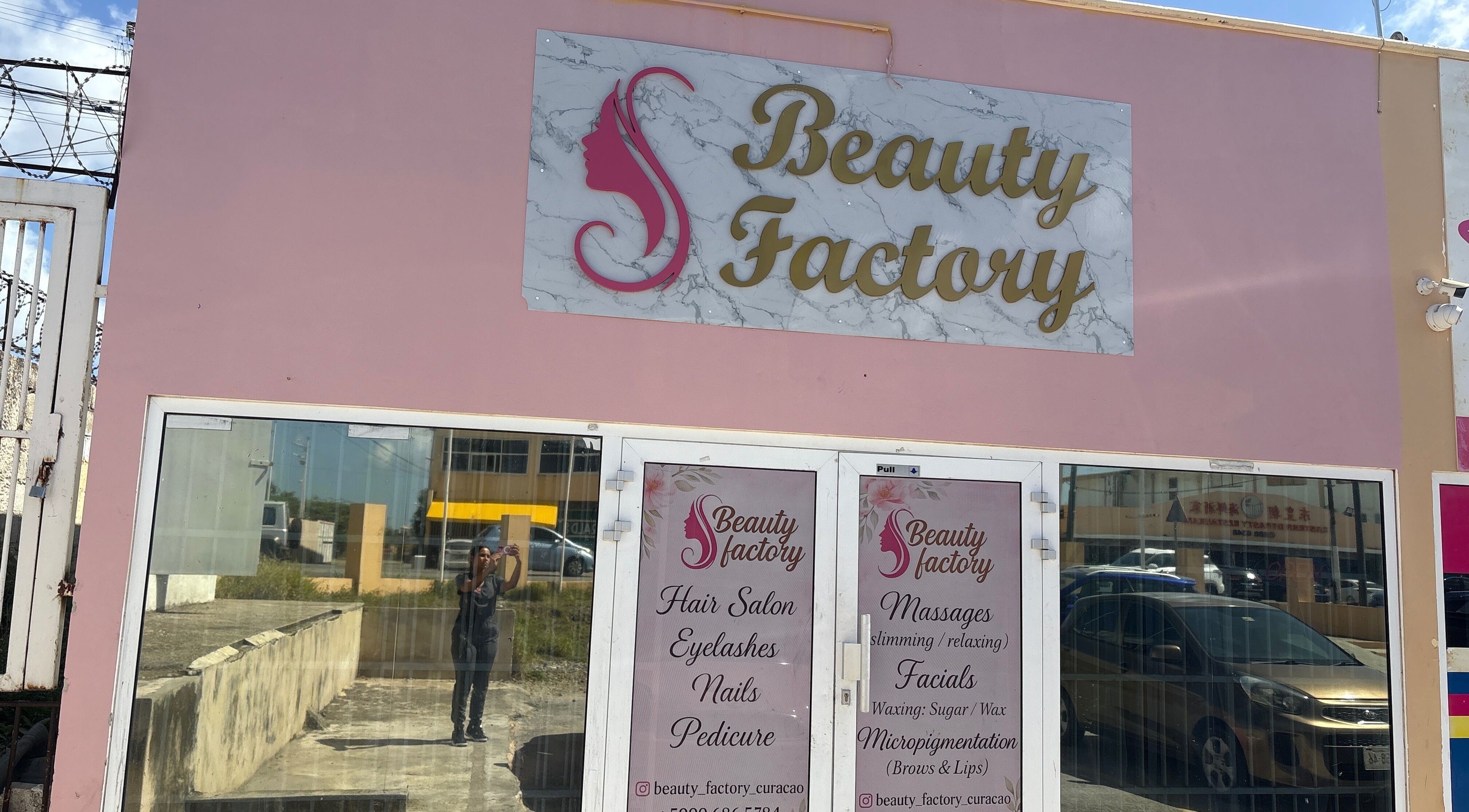 Fachada de Beautyfactorycuracao en Willemstad, Curaçao, CW, mostrando su letrero elegante rosa.