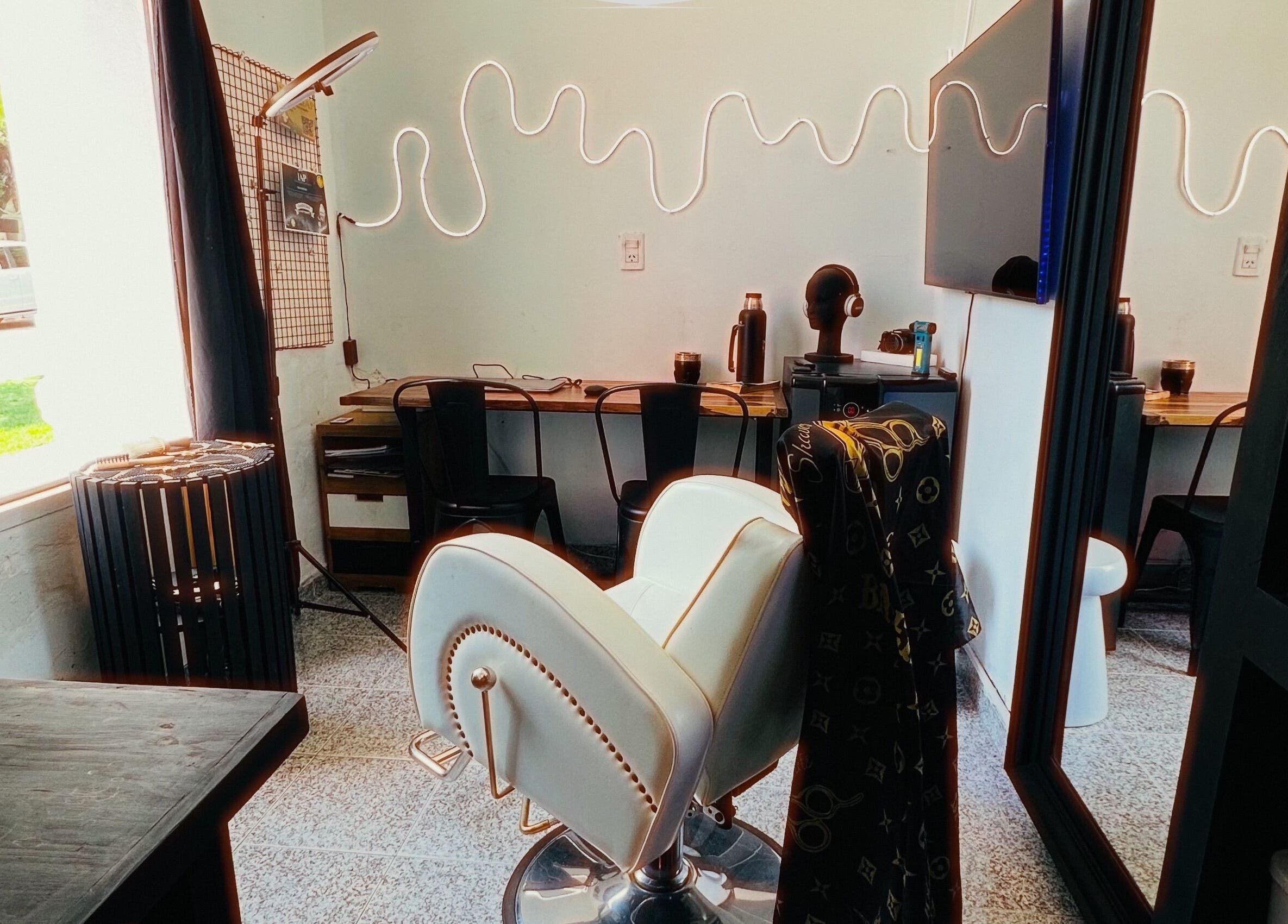 Interior del salón en LA GUARIDA SPE, Buenos Aires, AR, con silla de estilo moderno y decoración acogedora.