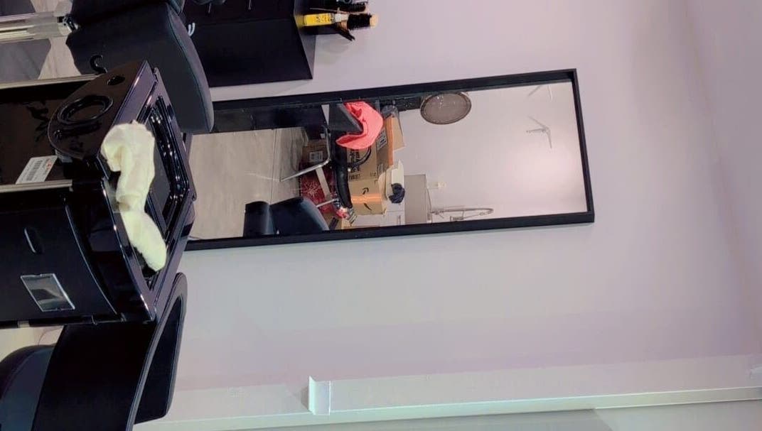 Intérieur élégant de Fashion By Nadia à Longueuil, Québec, CA avec un miroir moderne.