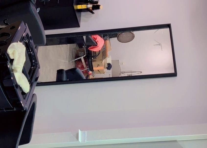 Intérieur élégant de Fashion By Nadia à Longueuil, Québec, CA avec un miroir moderne.