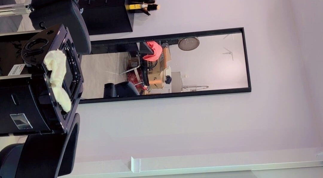 Intérieur élégant de Fashion By Nadia à Longueuil, Québec, CA avec un miroir moderne.