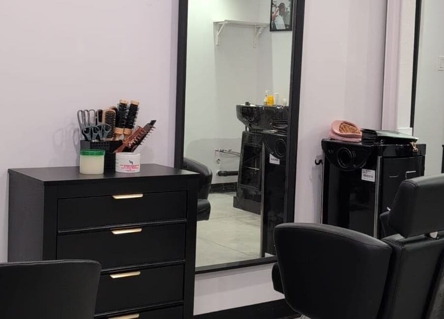 Intérieur moderne du salon Fashion By Nadia à Longueuil, Québec, CA avec miroirs et matériel coiffure.