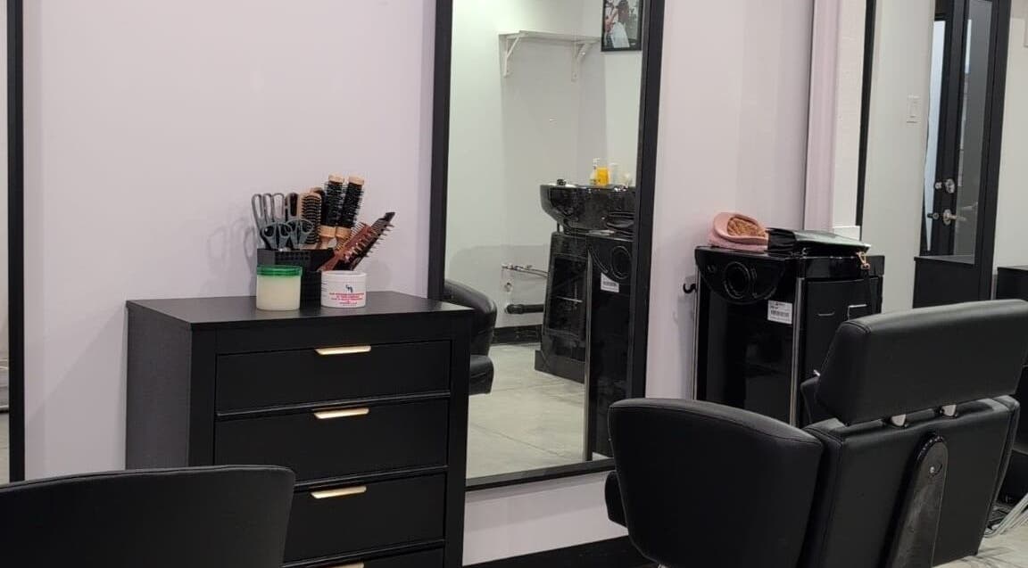 Intérieur moderne du salon Fashion By Nadia à Longueuil, Québec, CA avec miroirs et matériel coiffure.