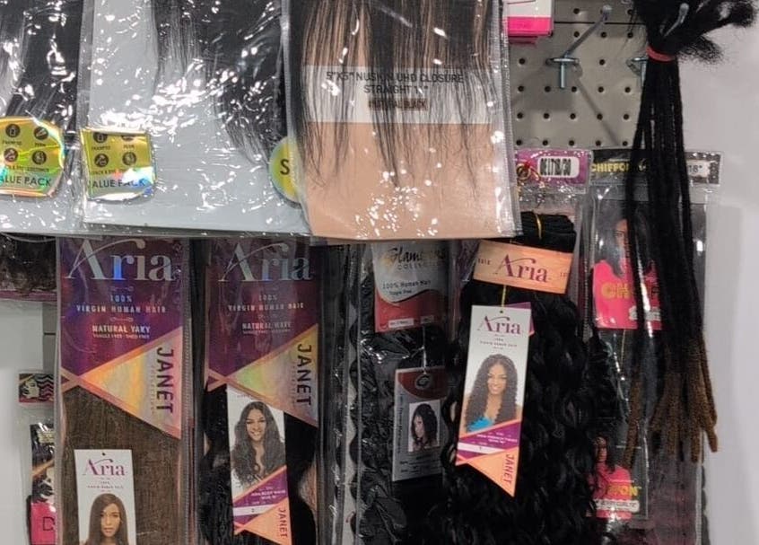 Extensions de cheveux de Fashion By Nadia à Longueuil, Québec, CA, montrant diverses options de qualité.