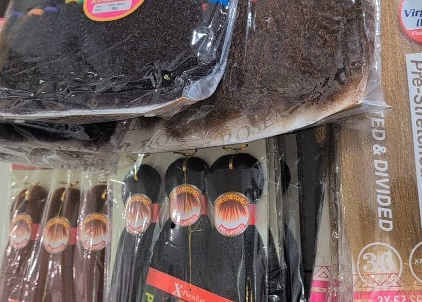 Extensions de cheveux exposées chez Fashion By Nadia, Longueuil, Québec, CA, montrant diverses textures.