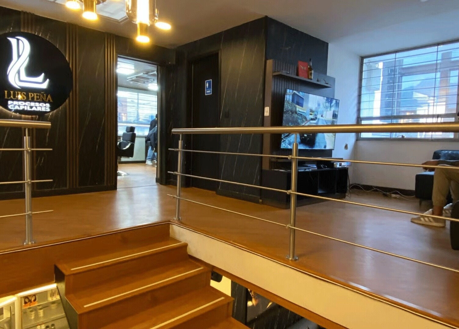 Entrada elegante de LUIS PEÑA PROCESOS CAPILARES en Bogotá, Cundinamarca, CO con sala moderna.