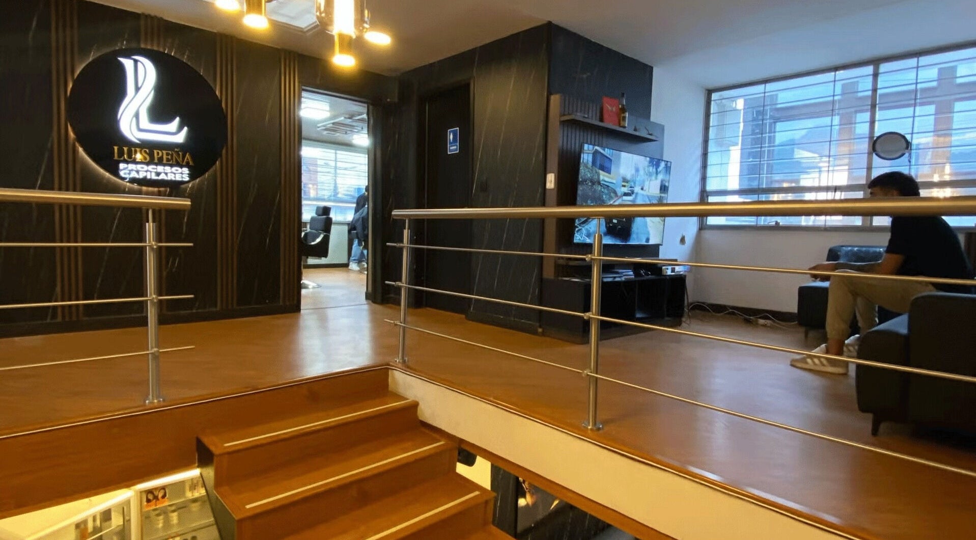 Entrada elegante de LUIS PEÑA PROCESOS CAPILARES en Bogotá, Cundinamarca, CO con sala moderna.