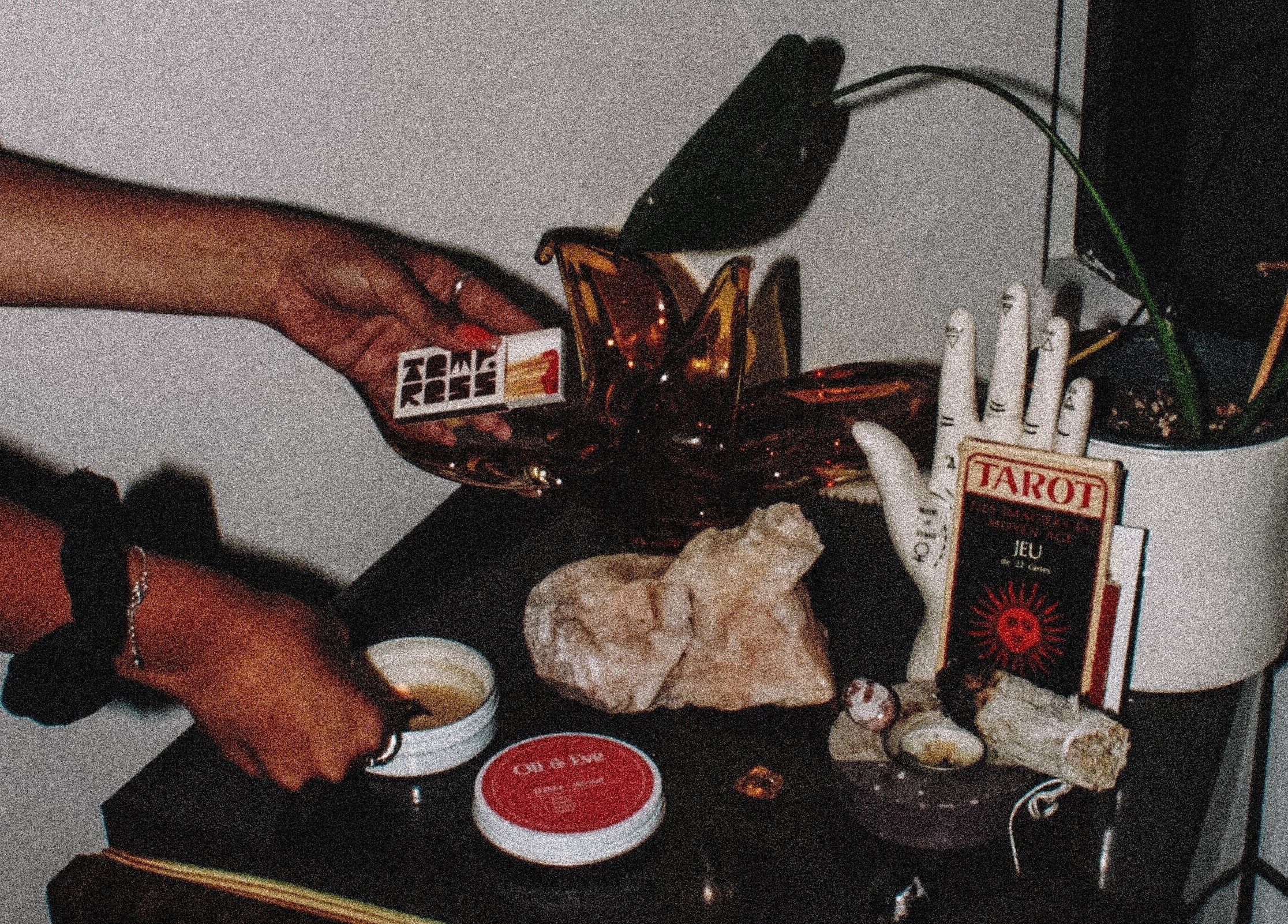 Mystical decor at Tempress Ongles, Montréal, Québec, CA showcasing crystals, tarot cards, and aromatic candles.