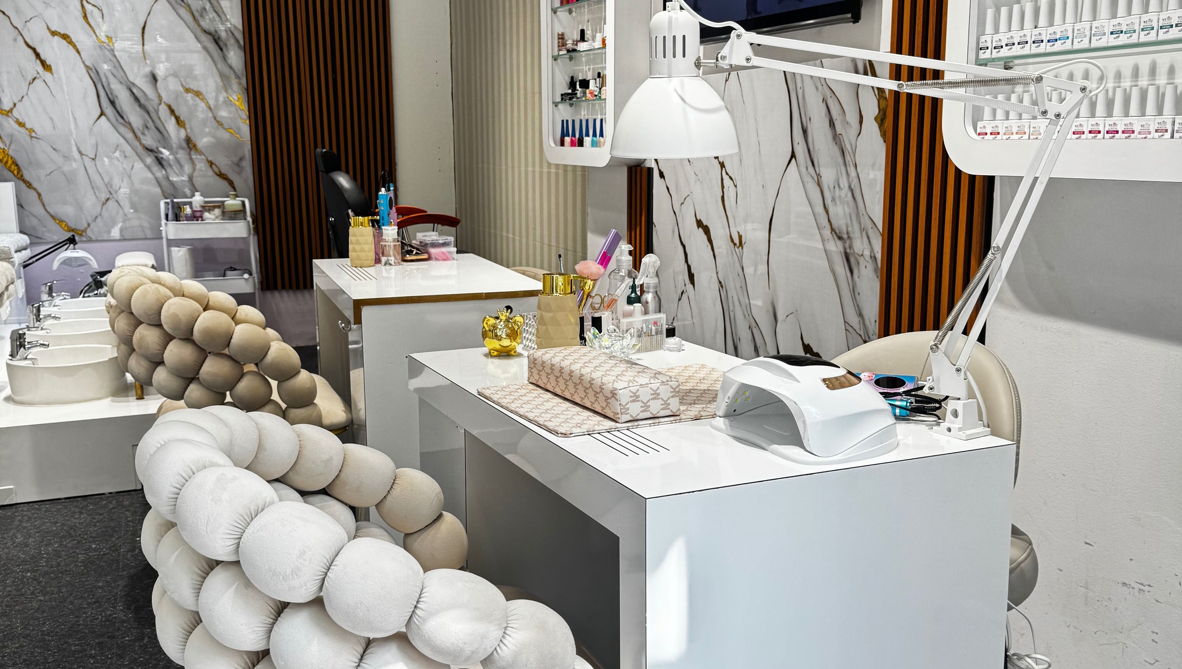 Zona de uñas en Elegance Pro Uñas y Barbería, Madrid, Comunidad De Madrid, ES con diseño moderno.