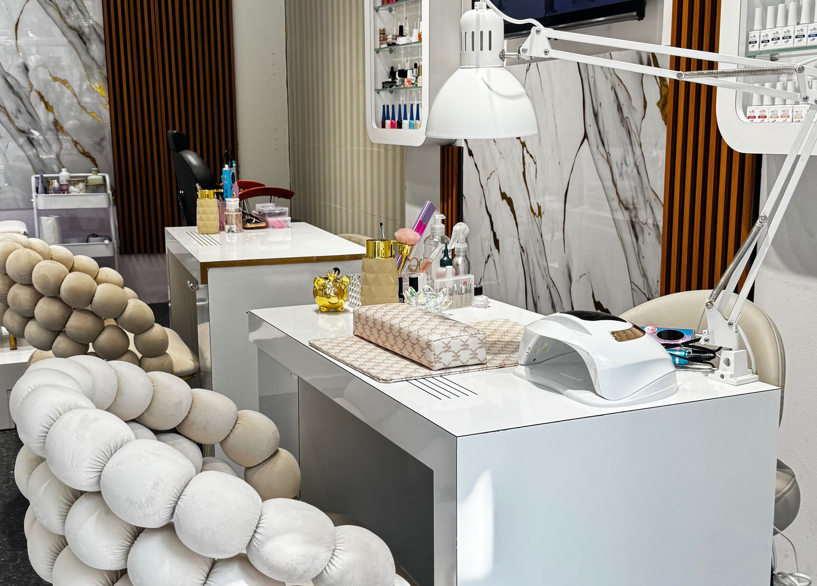 Zona de uñas en Elegance Pro Uñas y Barbería, Madrid, Comunidad De Madrid, ES con diseño moderno.