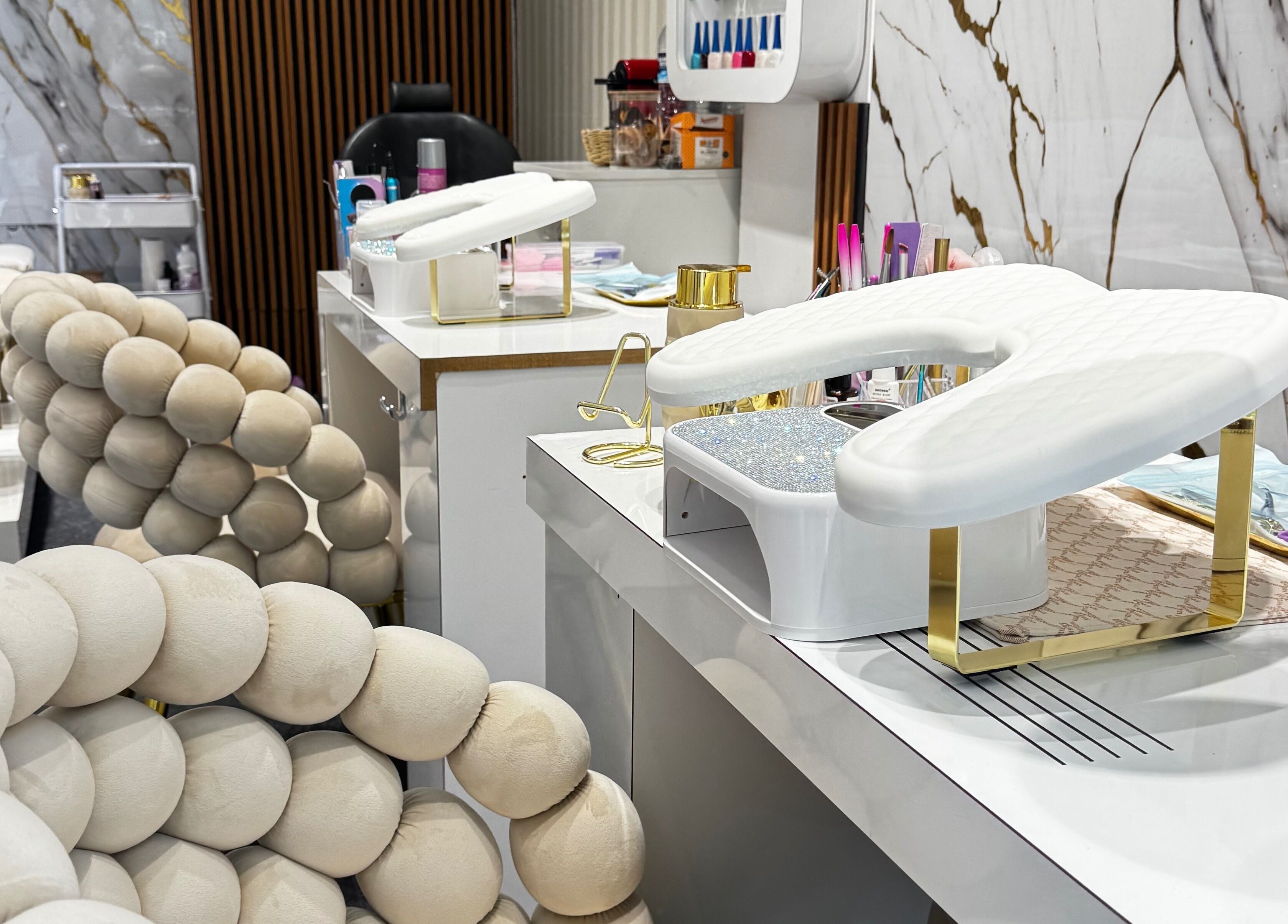 Espacio moderno de Elegance Pro Uñas y Barbería en Madrid, Comunidad De Madrid, ES con sillas de lujo.