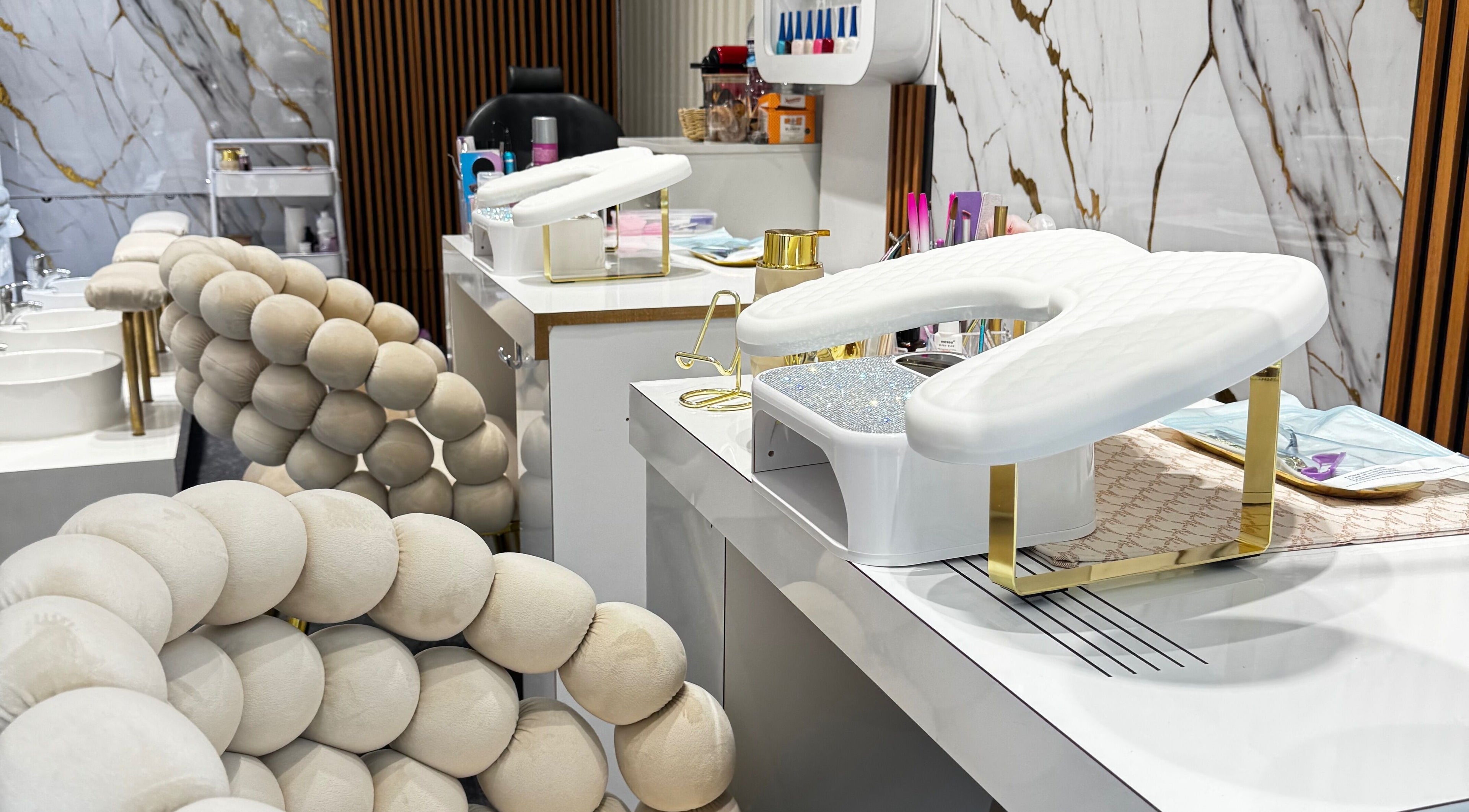 Espacio moderno de Elegance Pro Uñas y Barbería en Madrid, Comunidad De Madrid, ES con sillas de lujo.