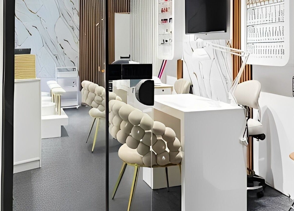 Interior moderno de Elegance Pro Uñas y Barbería en Madrid, Comunidad De Madrid, ES, con sillas elegantes.