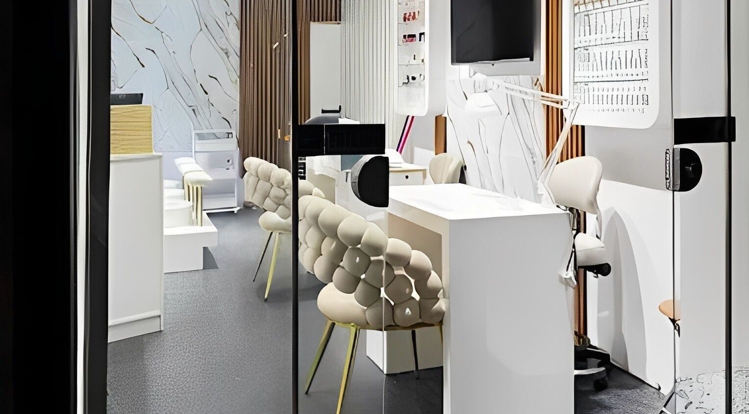 Interior moderno de Elegance Pro Uñas y Barbería en Madrid, Comunidad De Madrid, ES, con sillas elegantes.