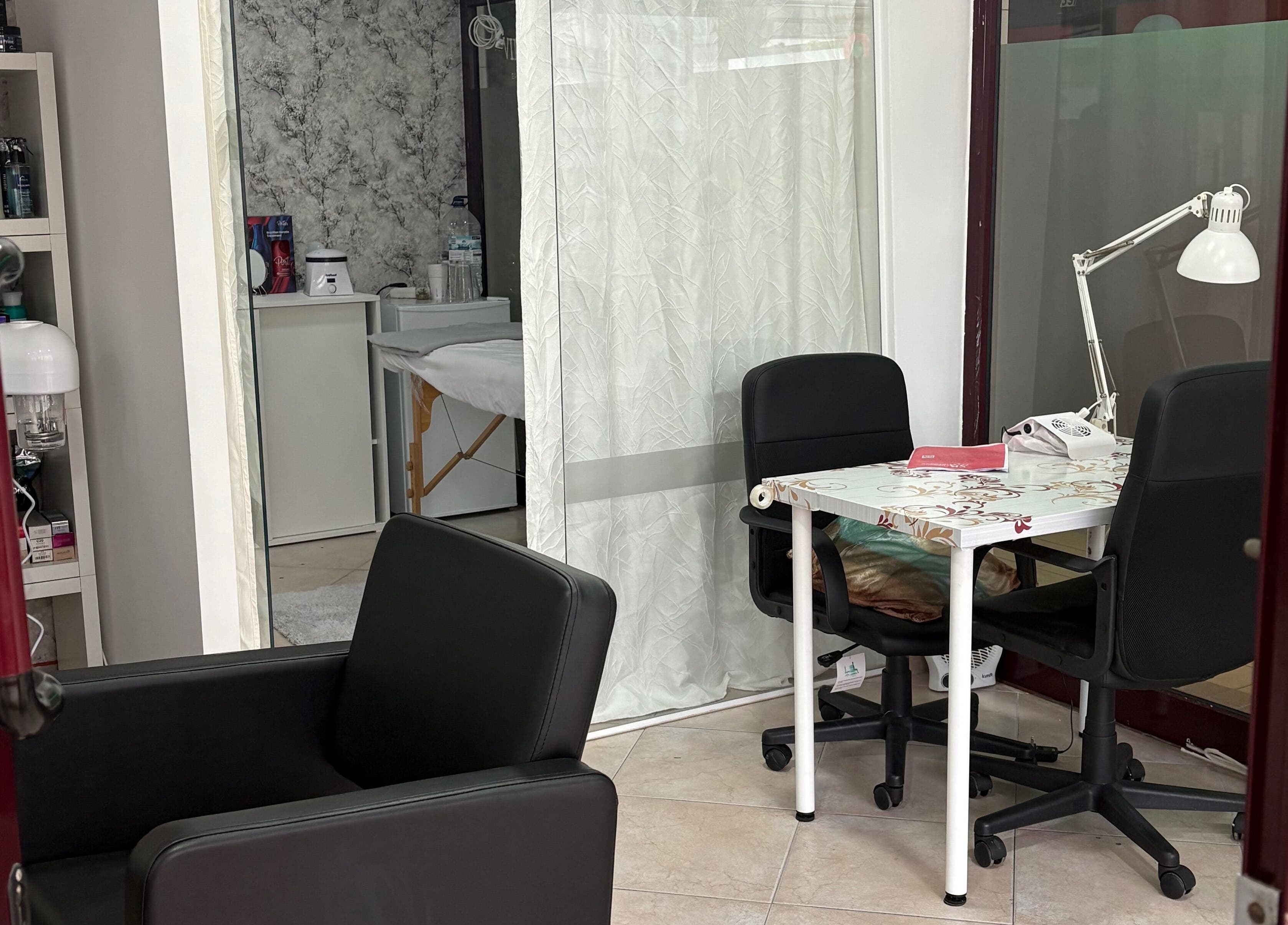 Espaço de beleza Denise Dulino em Setúbal, Setúbal, PT, com cadeira e mesa de tratamento.