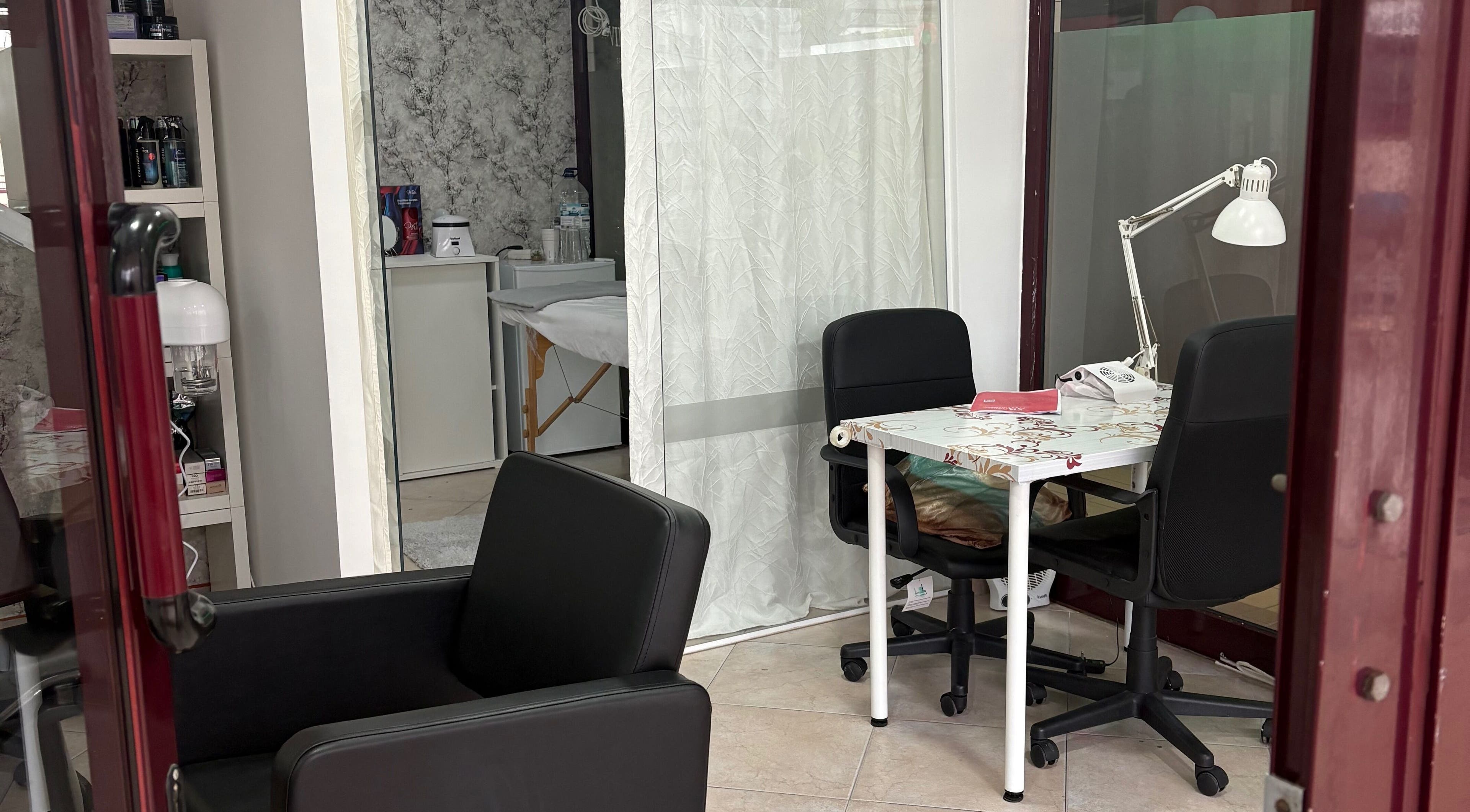 Espaço de beleza Denise Dulino em Setúbal, Setúbal, PT, com cadeira e mesa de tratamento.